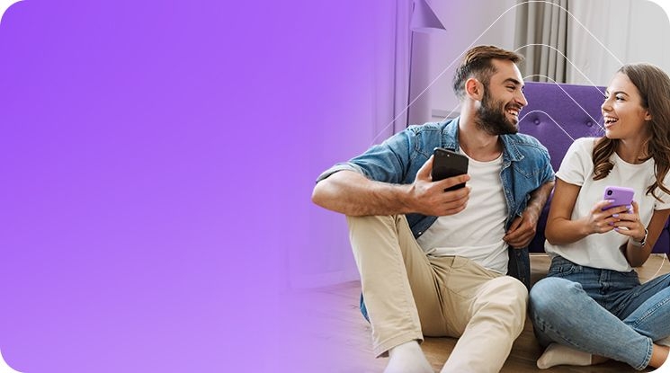 Una pareja comprando en tuhabi