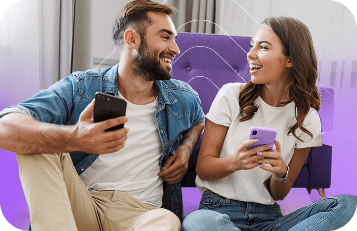 Una pareja comprando en tuhabi