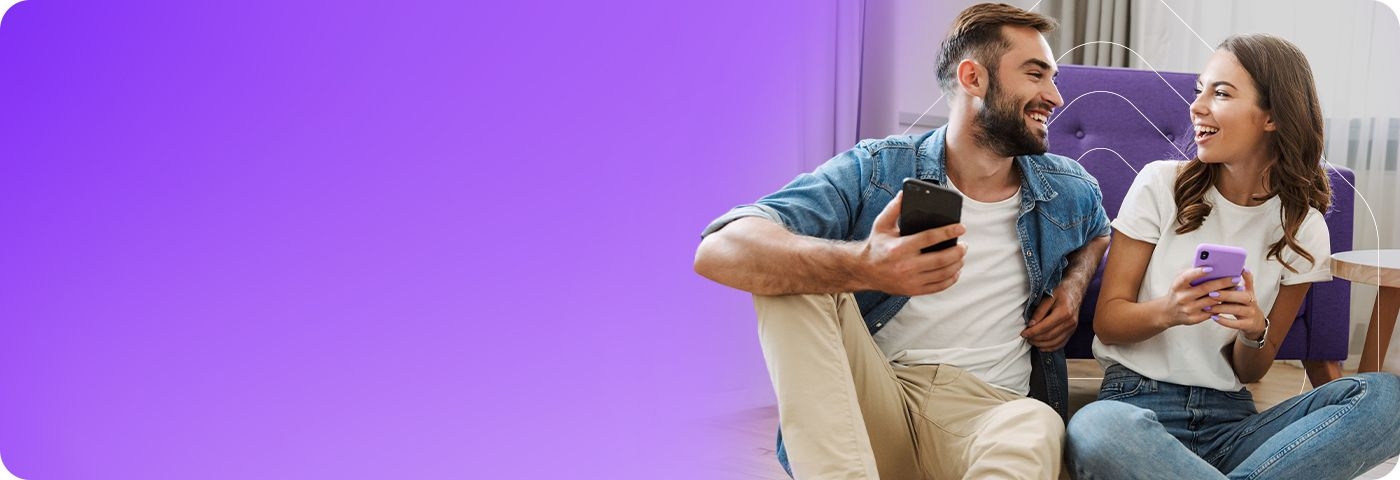 Una pareja comprando en tuhabi